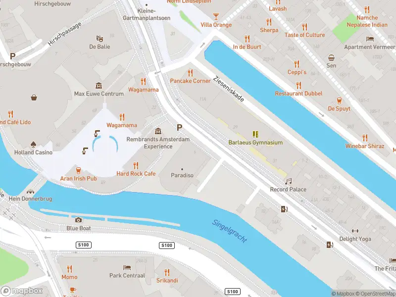 Ambulance met gepaste spoed naar de Max Euweplein in Amsterdam