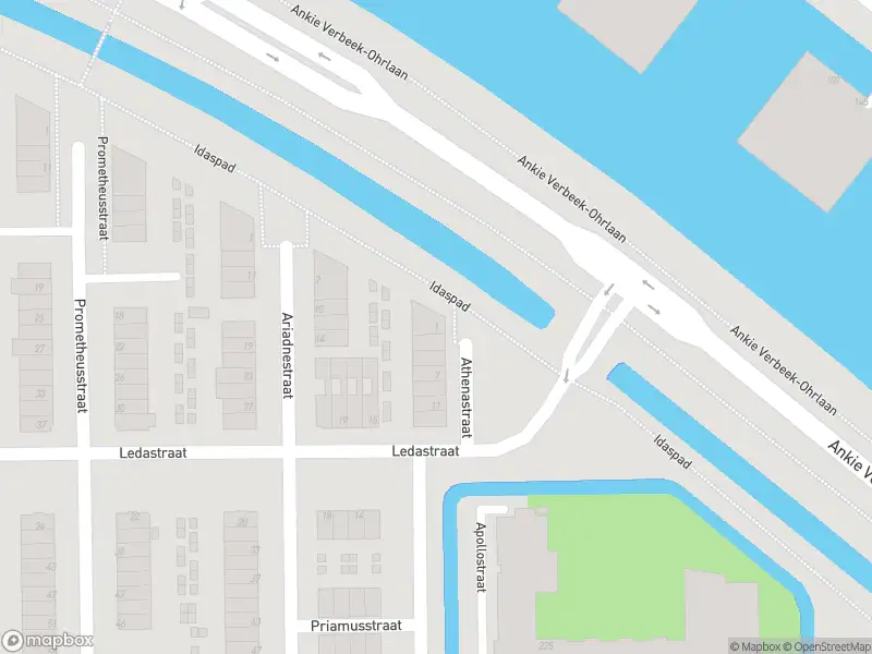 Ambulance met grote spoed naar de Athenastraat in Rotterdam
