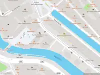 Ambulance met gepaste spoed naar de Max Euweplein in Amsterdam