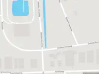 Brandweer en politie met grote spoed naar de Oostelijke Kanaalweg in Wemeldinge vanwege voertuigen te water