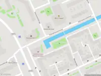 Ambulance met grote spoed naar de Ganzenveldstraat in Amsterdam