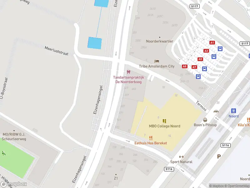 Ambulance met gepaste spoed naar de Elzenhagensingel in Amsterdam