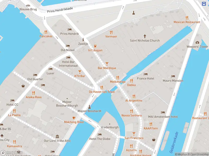 Ambulance met gepaste spoed naar de Sint Olofssteeg in Amsterdam