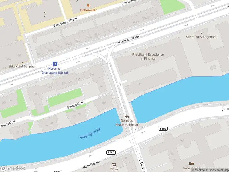 Ambulance met grote spoed naar de Korte 's-Gravesandestraat in Amsterdam