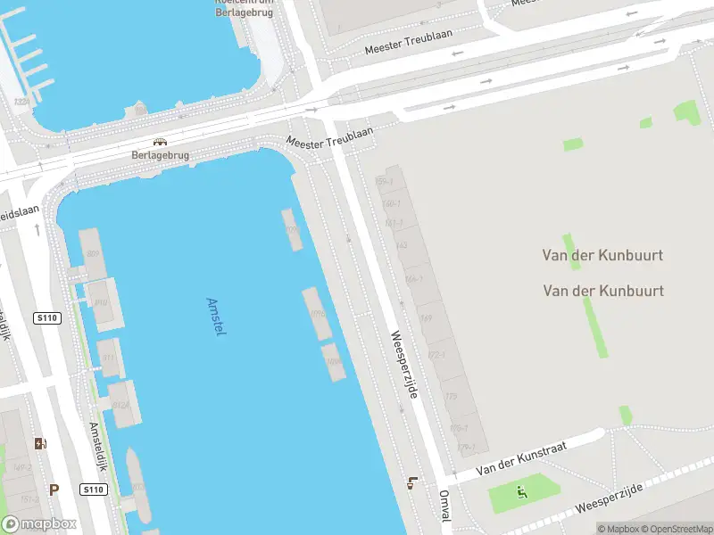 Ambulance met grote spoed naar de Weesperzijde in Amsterdam