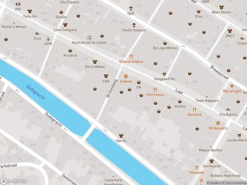 Ambulance met grote spoed naar de Brillesteeg in Alkmaar