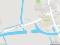 Politie met grote spoed naar de Hizzaarderlaan in Lollum vanwege voertuigen te water