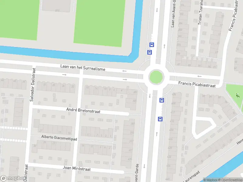 Ambulance met grote spoed naar de Laan van het Surrealisme in Rotterdam