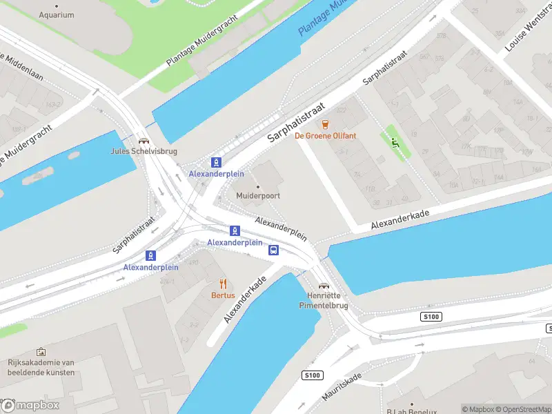 Ambulance met gepaste spoed naar de Alexanderplein in Amsterdam