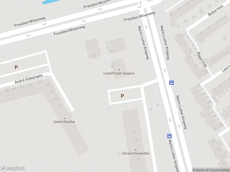 Ambulance met grote spoed naar de Thomas Mannplaats in Rotterdam