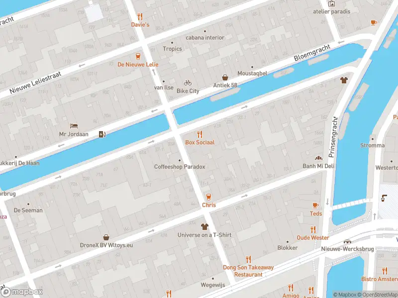 Ambulance met grote spoed naar de Rozengracht in Amsterdam