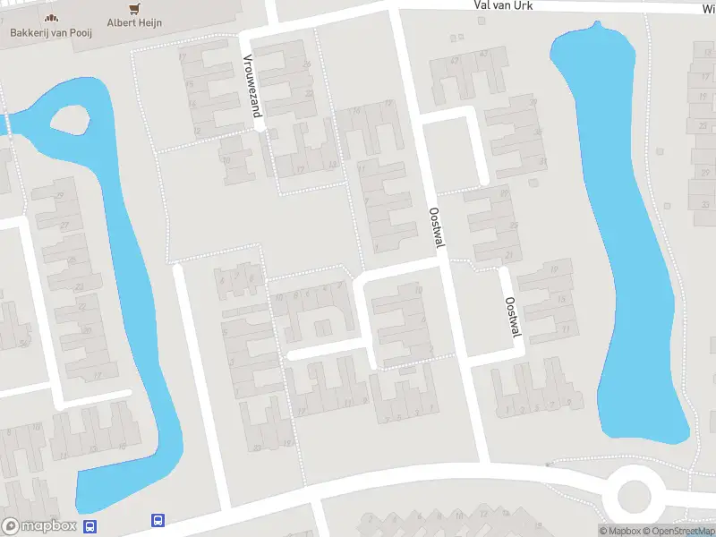 Ambulance met grote spoed naar de Breezand in Volendam