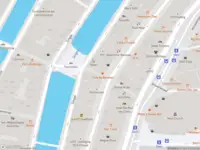 Ambulance met gepaste spoed naar de Torensteeg in Amsterdam