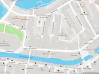 Ambulance met grote spoed naar de Grotekerksbuurt in Dordrecht