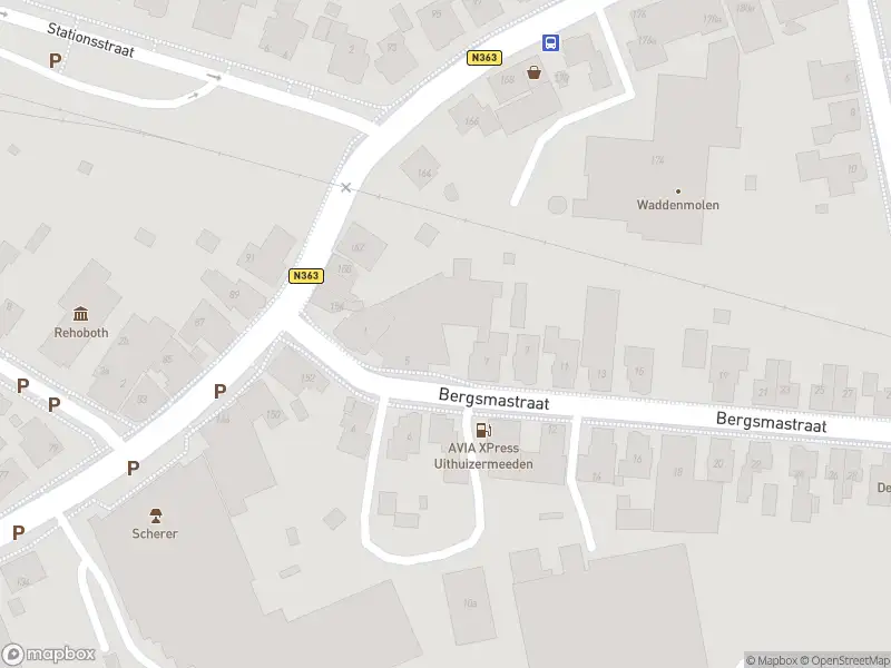 Brandweer met grote spoed naar de Hoofdstraat in Uithuizermeeden vanwege gebouwbrand