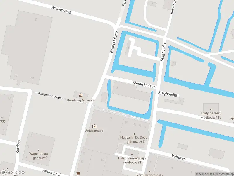 Ambulance, brandweer en politie met grote spoed naar de Grote Hulzen in Zaandam