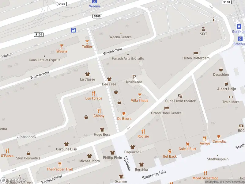 Ambulance met grote spoed naar de Kruiskade in Rotterdam