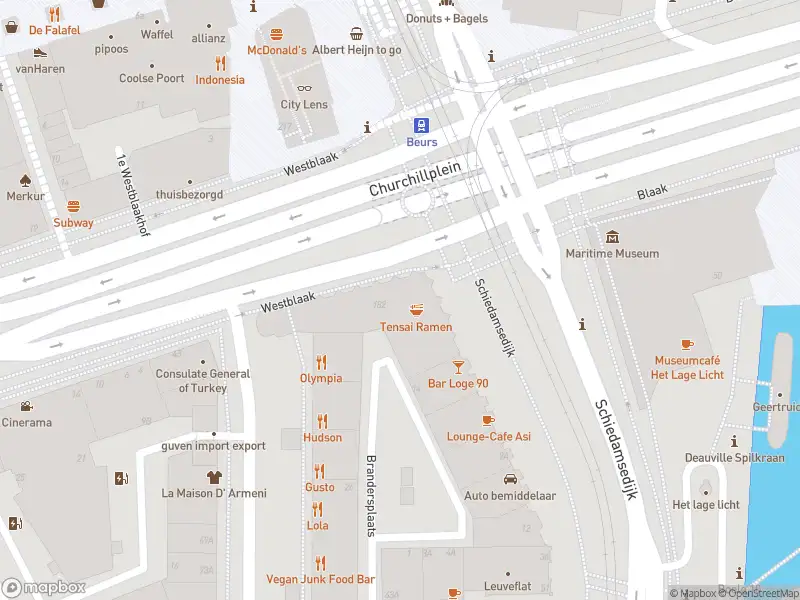 Ambulance met gepaste spoed naar de Churchillplein in Rotterdam