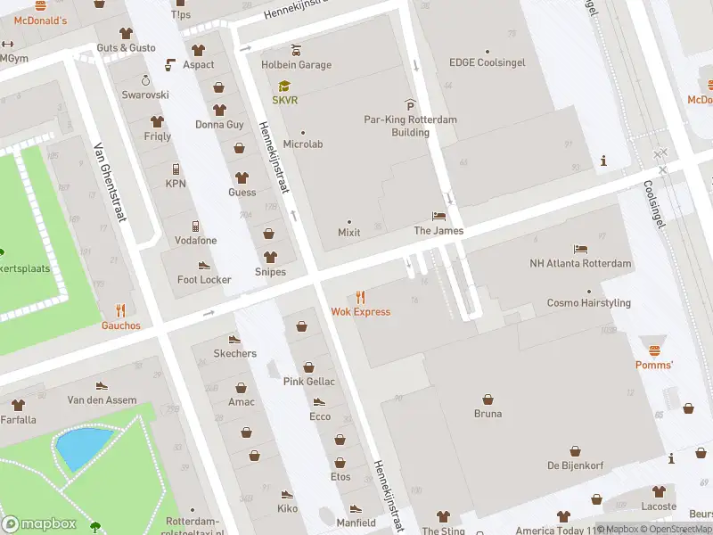 Ambulance met grote spoed naar de Aert van Nesstraat in Rotterdam