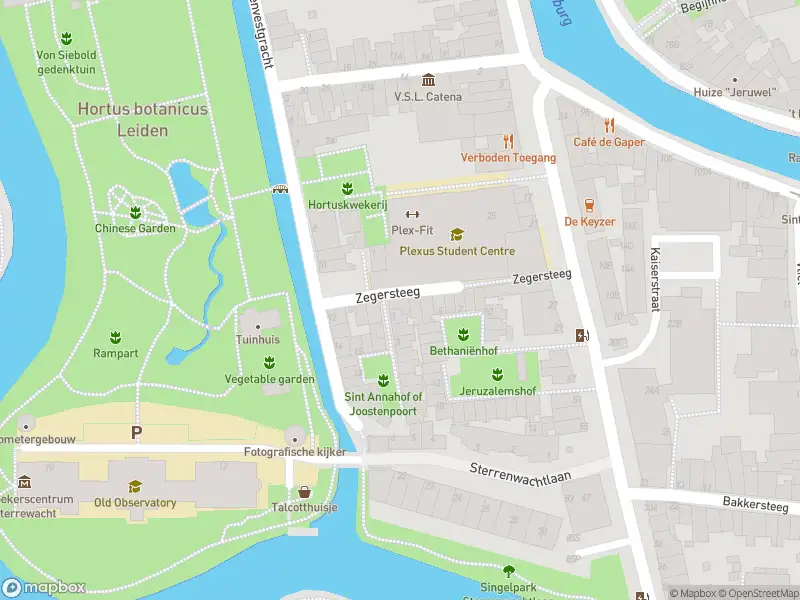 Ambulance met grote spoed naar de Zegersteeg in Leiden