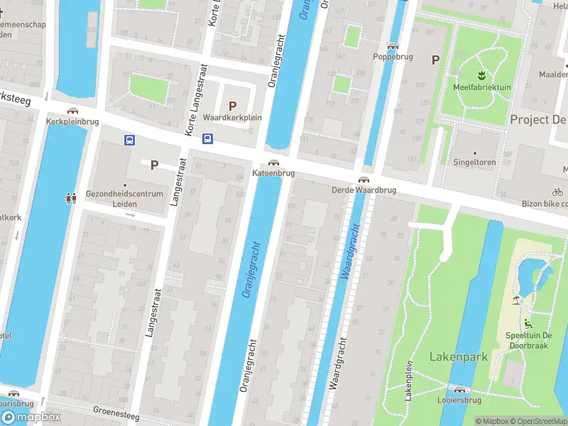 Brandweer met gepaste spoed naar de Nieuwe Waardstraat in Leiden