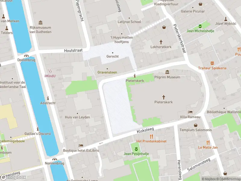 Ambulance met grote spoed naar de Janvossensteeg in Leiden