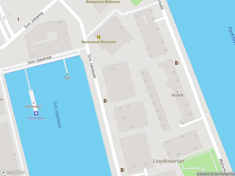 Ambulance met gepaste spoed naar de Sint-Jobskade in Rotterdam vanwege wateroverlast