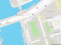 Ambulance met grote spoed naar de Mauritsstraat in Amsterdam