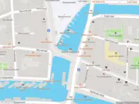 Ambulance met gepaste spoed naar de Blauwpoortsbrug in Leiden