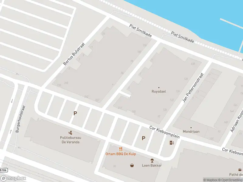 Ambulance met grote spoed naar de Bas Paauwestraat in Rotterdam