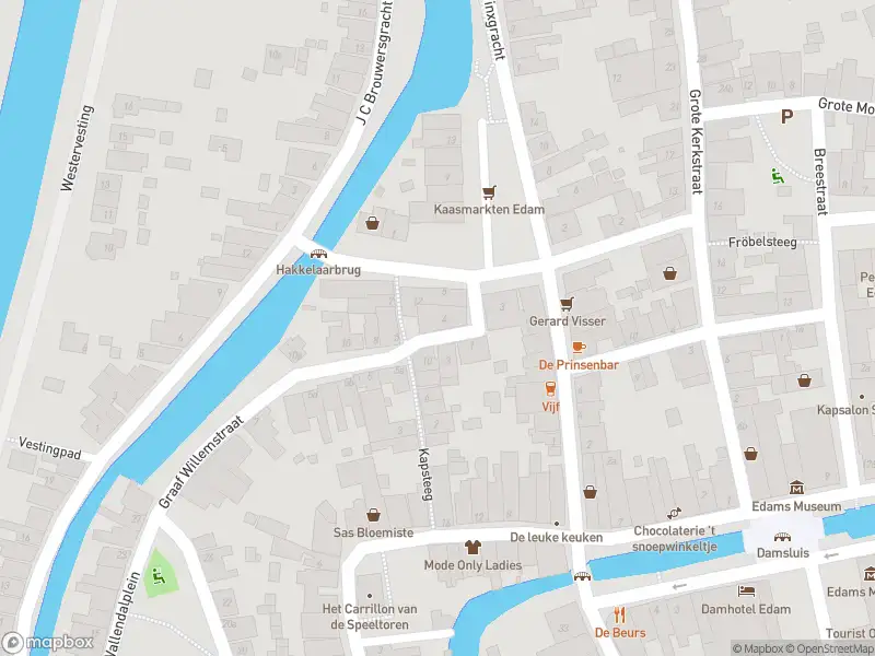 Ambulance met grote spoed naar de Graaf Willemstraat in Edam