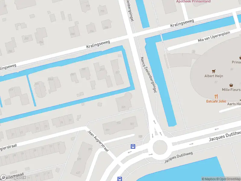 Ambulance met grote spoed naar de Nancy Zeelenbergsingel in Rotterdam