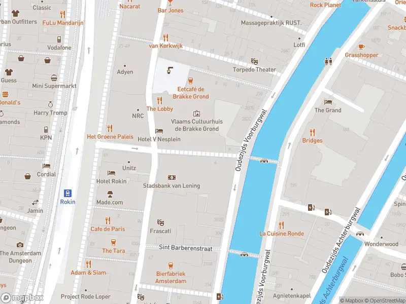 Ambulance met gepaste spoed naar de Nes in Amsterdam