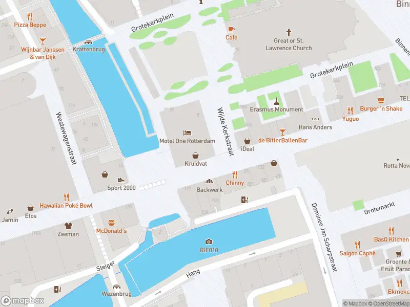 Ambulance met gepaste spoed naar de Hoogstraat in Rotterdam