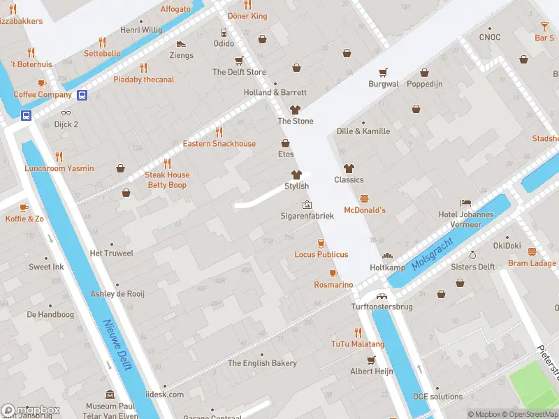 Ambulance met grote spoed naar de Maria van Reigersberchstraat in Delft