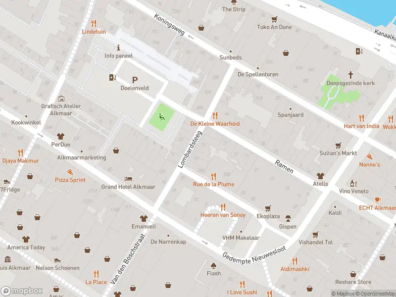 Ambulance met gepaste spoed naar de Lombardsteeg in Alkmaar