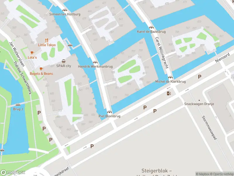 Ambulance met gepaste spoed naar de Charley Tooropgracht in Diemen