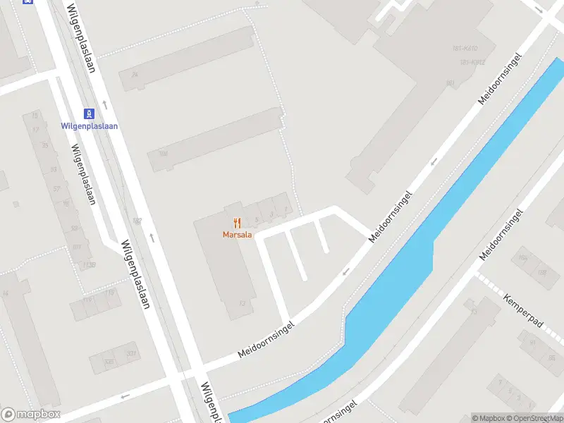 Ambulance met grote spoed naar de Meidoornhoek in Rotterdam