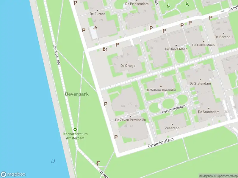 Ambulance met grote spoed naar de Overhoeksparklaan in Amsterdam