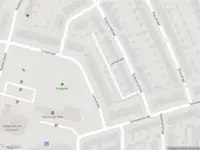 Brandweer met grote spoed naar de Esdoornstraat in Bergen op Zoom vanwege voertuigbrand