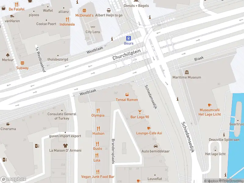 Ambulance met grote spoed naar de Churchillplein in Rotterdam