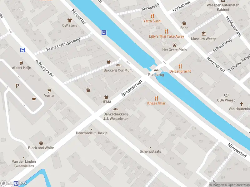 Ambulance met grote spoed naar de Breedstraat in Weesp