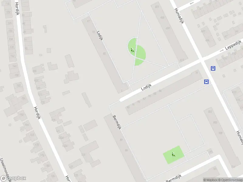 Ambulance met grote spoed naar de Lodijk in Rotterdam