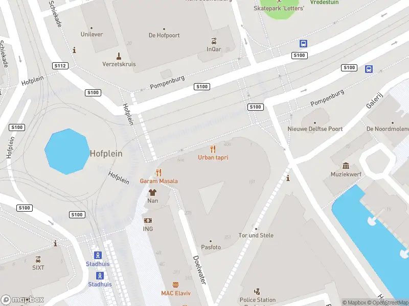 Ambulance met grote spoed naar de Pompenburg in Rotterdam