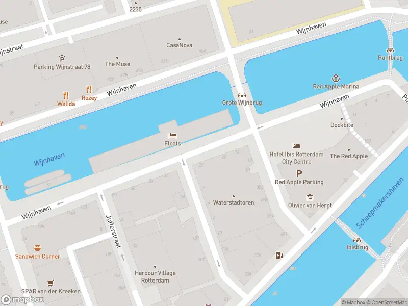 Ambulance met grote spoed naar de Wijnhaven in Rotterdam