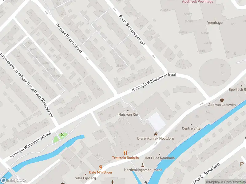 Ambulance met grote spoed naar de Koningin Wilhelminastraat in Nootdorp