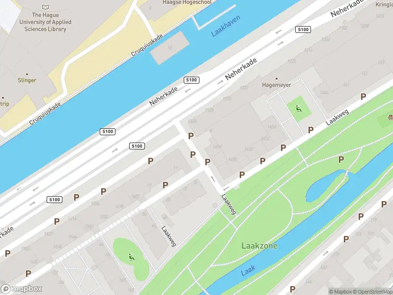 Ambulance met grote spoed naar de 1e Laakdwarsweg in 's-Gravenhage