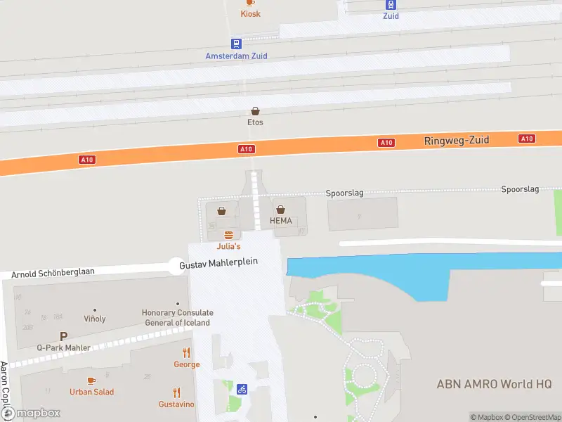 Ambulance met grote spoed naar de Spoorslag in Amsterdam