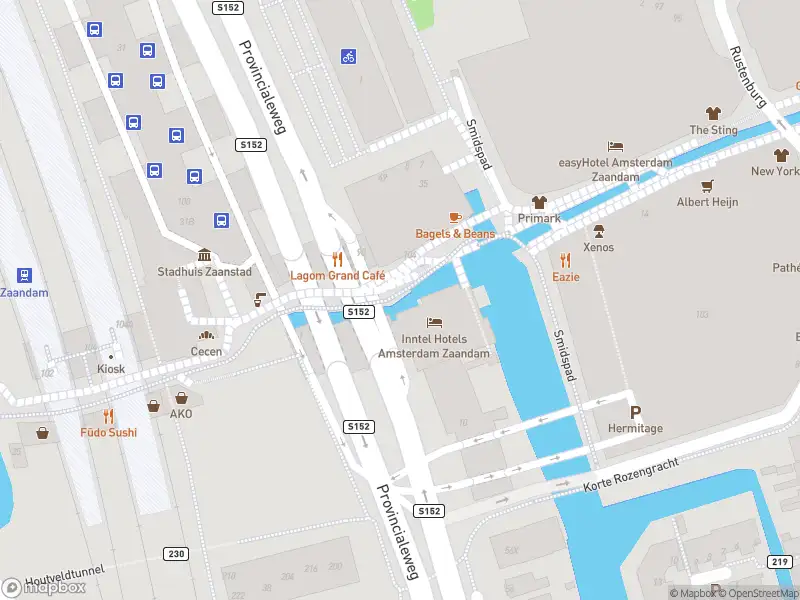 Ambulance met gepaste spoed naar de Stadhuisplein in Zaandam