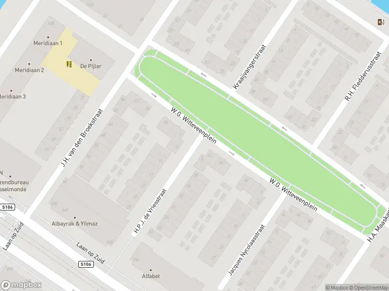 Ambulance met grote spoed naar de H.P.J. de Vriesstraat in Rotterdam